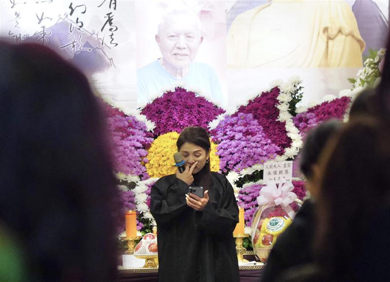林葉亭於父親告別式致詞落淚(圖/記者趙于瑩攝) 林葉亭於父親告別式致詞落淚(圖/記者趙于瑩攝)