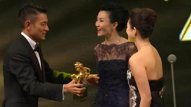 張曼玉和章子怡,兩人因為在金馬獎上的交鋒,導致不合傳言幾乎被落實。(圖/翻攝自微博) 張曼玉和章子怡,兩人因為在金馬獎上的交鋒,導致不合傳言幾乎被落實。(圖/翻攝自微博)