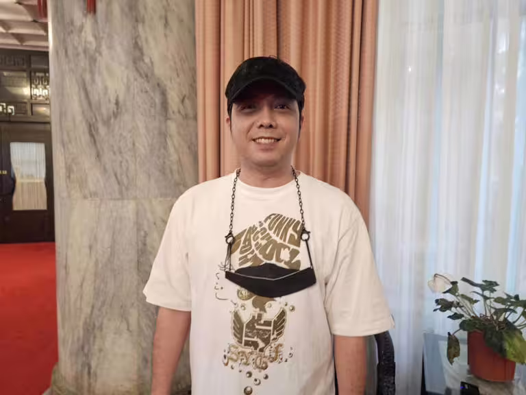 小炳自嘲比藝人趙哥還像癩蛤蟆了。(記者游定剛拍攝) 小炳自嘲比藝人趙哥還像癩蛤蟆了。(記者游定剛拍攝)