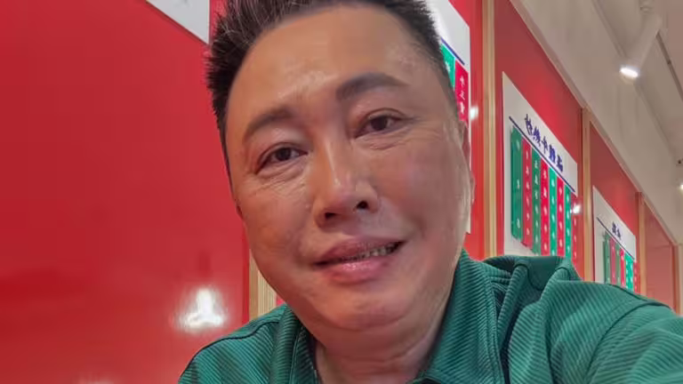 趙哥過去上《康熙》被小S狂笑臉部鬆弛像「蛤蟆臉」。(翻攝趙正平臉書) 趙哥過去上《康熙》被小S狂笑臉部鬆弛像「蛤蟆臉」。(翻攝趙正平臉書)