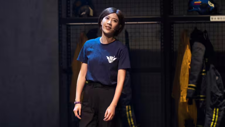 演歌雙棲才女方宥心,飾演堅毅並對抗性別框架的消防員徐子伶。(圖/故事工廠提供) 演歌雙棲才女方宥心,飾演堅毅並對抗性別框架的消防員徐子伶。(圖/故事工廠提供)