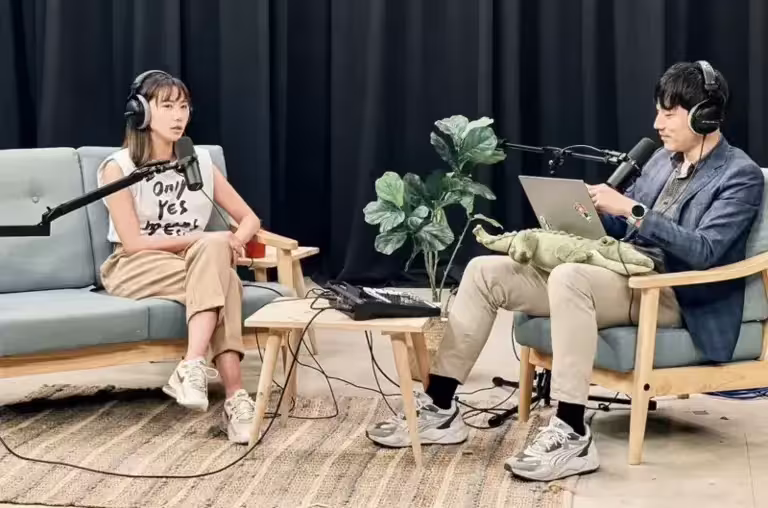 ▲大牙(左)在podcast節目中談自己飛香港告黑人陳建州的經過。(圖/大牙IG) ▲大牙(左)在podcast節目中談自己飛香港告黑人陳建州的經過。(圖/大牙IG)