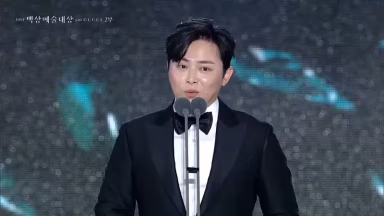 ▲《變身機長》曹政奭是本屆百想藝術大賞的影帝,台上不忘謝謝老婆Gummy。(圖/翻攝NAVER TV) ▲《變身機長》曹政奭是本屆百想藝術大賞的影帝,台上不忘謝謝老婆Gummy。(圖/翻攝NAVER TV)