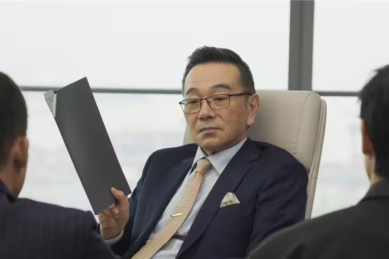 張晨光則飾演劉以豪的父親,成為金錢遊戲的犧牲品。(華映提供) 張晨光則飾演劉以豪的父親,成為金錢遊戲的犧牲品。(華映提供)