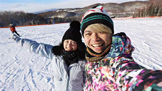 蔡阿嘎與老婆二伯結婚8年,育有兩子,感情相當甜蜜。(圖/翻攝自蔡阿嘎臉書) 蔡阿嘎與老婆二伯結婚8年,育有兩子,感情相當甜蜜。(圖/翻攝自蔡阿嘎臉書)