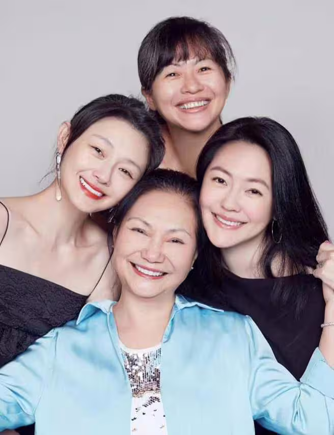 S媽深夜曬一家4口燦笑合照。(圖/臉書 黃春梅) S媽深夜曬一家4口燦笑合照。(圖/臉書 黃春梅)