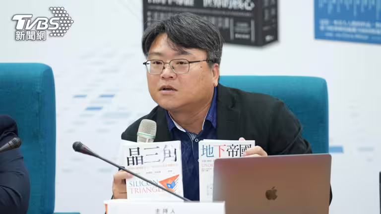張春炎在開場時特別提到,《晶三角》與《地下帝國》二書內容,非常貼近現今國際局勢描述,更揭示國際大國如何透過「經濟武器化」來主導全球遊戲規則。(圖_TVBS) 張春炎在開場時特別提到,《晶三角》與《地下帝國》二書內容,非常貼近現今國際局勢描述,更揭示國際大國如何透過「經濟武器化」來主導全球遊戲規則。(圖_TVBS)