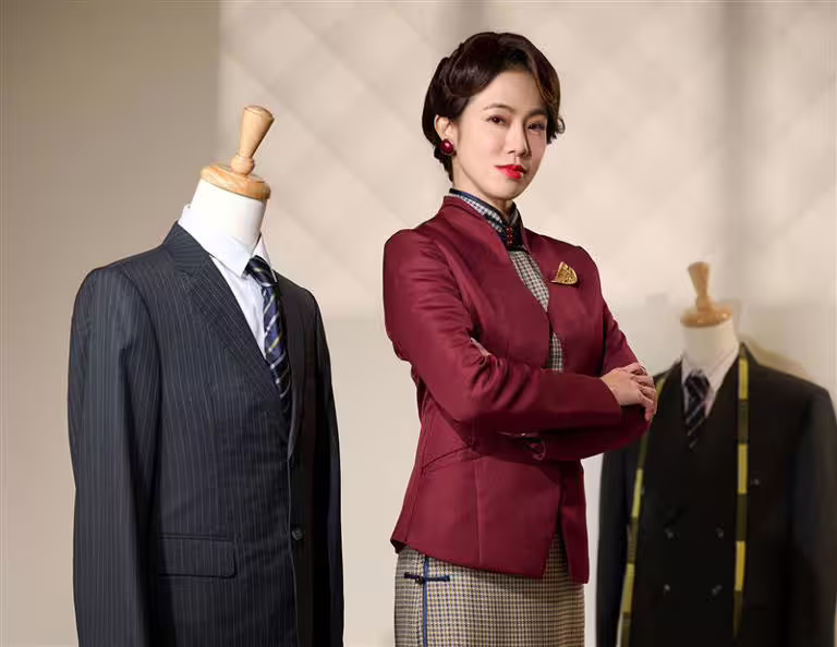 黃瑄飾演西服店老闆娘,富有交際手腕。(圖/台視提供) 黃瑄飾演西服店老闆娘,富有交際手腕。(圖/台視提供)