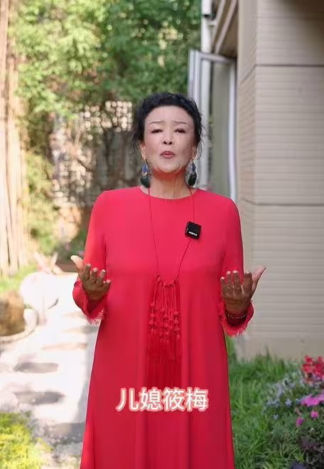 張蘭稱呼馬筱梅是「兒媳筱梅」。(圖/翻攝自微博) 張蘭稱呼馬筱梅是「兒媳筱梅」。(圖/翻攝自微博)