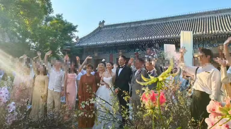 婚禮合照不見汪小菲子女。(圖/翻攝自微博) 婚禮合照不見汪小菲子女。(圖/翻攝自微博)