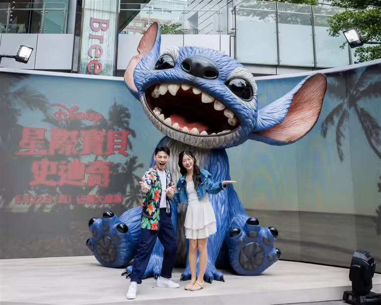 韓勾ㄟ金針菇與阿Ken共同揭開大型史迪奇。(圖/迪士尼影業提供) 韓勾ㄟ金針菇與阿Ken共同揭開大型史迪奇。(圖/迪士尼影業提供)