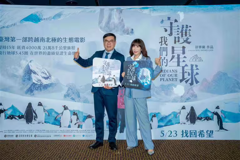環境部長彭啓明(左)與導演舒夢蘭出席首映會活動。(圖/東森電視提供) 環境部長彭啓明(左)與導演舒夢蘭出席首映會活動。(圖/東森電視提供)