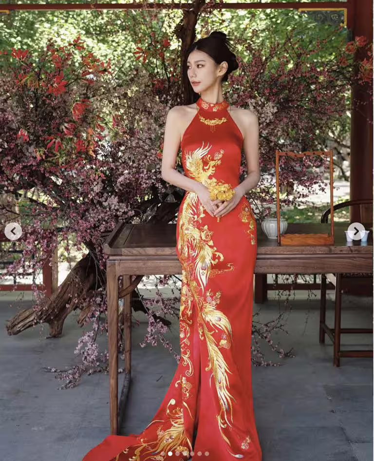 馬筱梅的中式婚紗很美麗。(圖/翻攝自IG) 馬筱梅的中式婚紗很美麗。(圖/翻攝自IG)