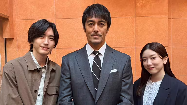 《新聞主播》由道枝駿佑、阿部寛與永野芽郁(左起)主演。(圖/翻攝自caster_tbs推特) 《新聞主播》由道枝駿佑、阿部寛與永野芽郁(左起)主演。(圖/翻攝自caster_tbs推特)