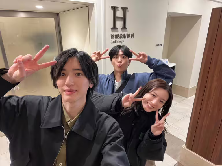 永野芽郁(右)與另一緋聞男友金武俊(中)合照。(圖/翻攝自caster_tbs推特) 永野芽郁(右)與另一緋聞男友金武俊(中)合照。(圖/翻攝自caster_tbs推特)