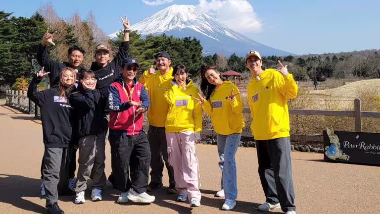 《綜藝玩很大》進軍富士山的故鄉郭靜(左起)、彭小刀、、紀卜心、坤達、吳宗憲、KID、雷艾美、何美、陳漢典。(圖/綜藝玩大提供) 《綜藝玩很大》進軍富士山的故鄉郭靜(左起)、彭小刀、、紀卜心、坤達、吳宗憲、KID、雷艾美、何美、陳漢典。(圖/綜藝玩大提供)