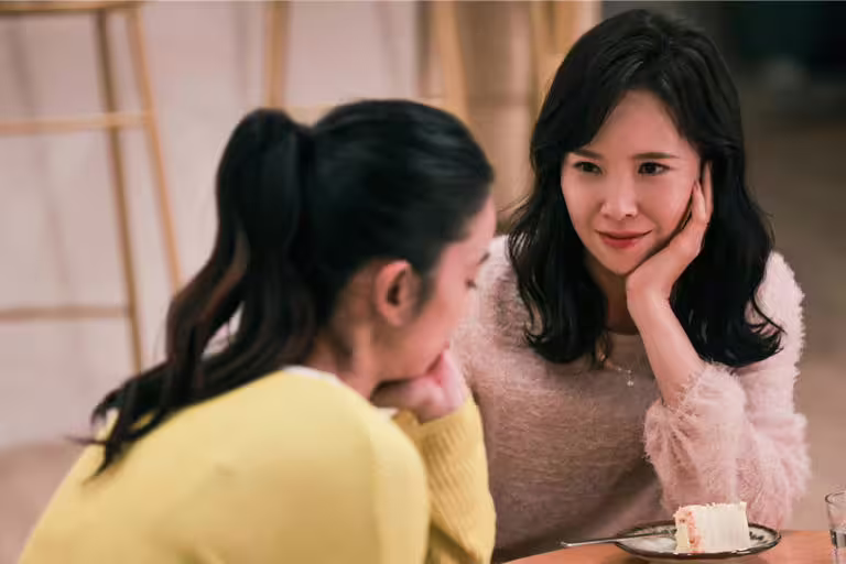 天心（右）飾演婚後多年逐漸在關係中失語的作家林智芸。（寬想國際娛樂提供）