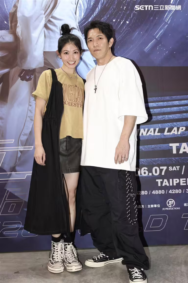 李千娜和老公黃尚禾一起來看林俊傑演唱會。(圖/記者鄭孟晃攝影) 李千娜和老公黃尚禾一起來看林俊傑演唱會。(圖/記者鄭孟晃攝影)