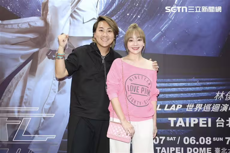 王仁甫和老婆季芹來朝聖林俊傑大巨蛋演唱會。(圖/記者鄭孟晃攝影) 王仁甫和老婆季芹來朝聖林俊傑大巨蛋演唱會。(圖/記者鄭孟晃攝影)