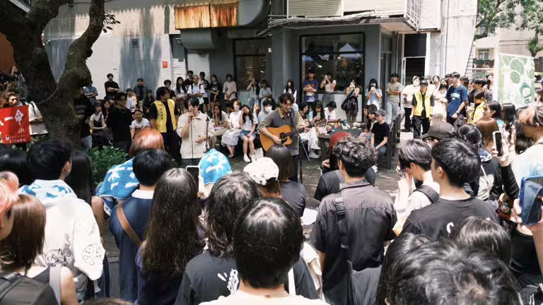 胡凱兒樂團也到師大快閃演出。(圖/Who Cares胡凱兒樂團提供) 胡凱兒樂團也到師大快閃演出。(圖/Who Cares胡凱兒樂團提供)