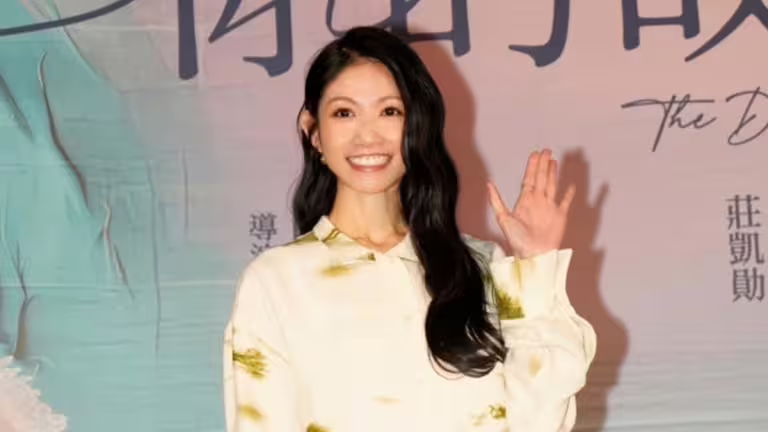 李千娜重現《窗外》的師生戀少女。(圖/寬宏藝術提供) 李千娜重現《窗外》的師生戀少女。(圖/寬宏藝術提供)