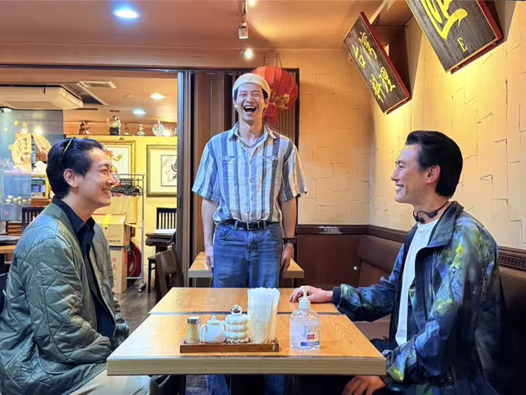 施名帥抽空探班黃冠智,與塚原大助一同重現《聽海湧》中三人角色對峙經典畫面。(影一製作所提供) 施名帥抽空探班黃冠智,與塚原大助一同重現《聽海湧》中三人角色對峙經典畫面。(影一製作所提供)