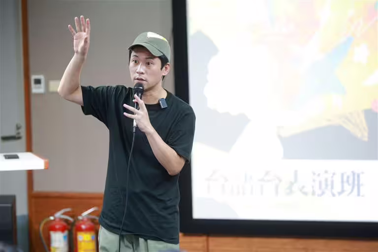 黃迪揚「台語台表演班」講座分享,從低潮到金鐘,蛻變「球來就打」的演員哲學。(圖/公視台語台提供) 黃迪揚「台語台表演班」講座分享,從低潮到金鐘,蛻變「球來就打」的演員哲學。(圖/公視台語台提供)