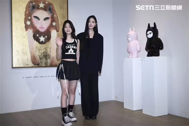 Elly(左)出席姊姊Lily畫展記者會。(圖/記者鄭孟晃攝影) Elly(左)出席姊姊Lily畫展記者會。(圖/記者鄭孟晃攝影)