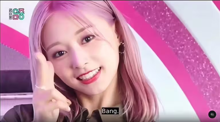 最新一則影片畫面，正面對著鏡頭用手比著開槍「BANG!」動作。（圖／翻攝自threads）