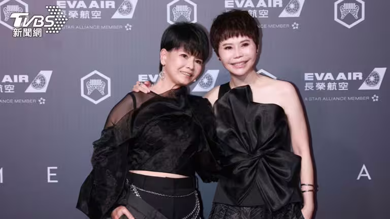 詹雅雯（右）日前出席金曲獎頒獎典禮，帶著妹妹詹雅云一起走紅毯。（圖／娛樂組攝）