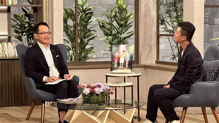 方順吉受邀到《話時代人物》,接受主持人鄭弘儀深度訪談。(圖/三立提供) 方順吉受邀到《話時代人物》,接受主持人鄭弘儀深度訪談。(圖/三立提供)