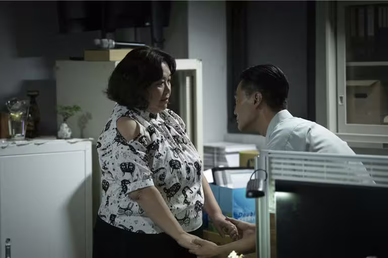 鍾欣凌(左)劇中對已婚主管動心。(公視台語台、華視提供) 鍾欣凌(左)劇中對已婚主管動心。(公視台語台、華視提供)