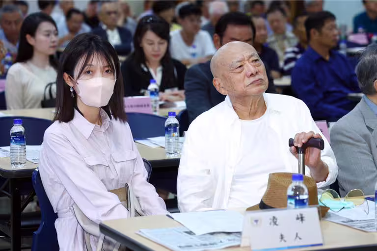 凌峰(右)6日跟老婆小竇聯袂出席活動。(鄧博仁攝) 凌峰(右)6日跟老婆小竇聯袂出席活動。(鄧博仁攝)