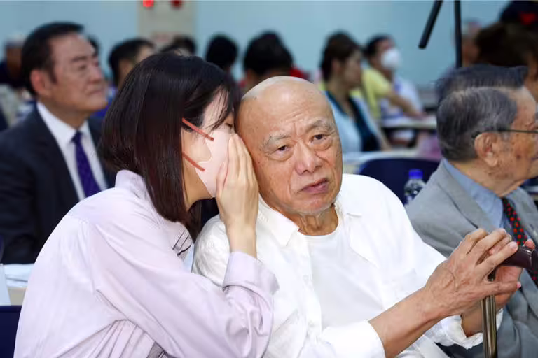小竇(左)貼心在凌峰耳邊說話。(鄧博仁攝) 小竇(左)貼心在凌峰耳邊說話。(鄧博仁攝)