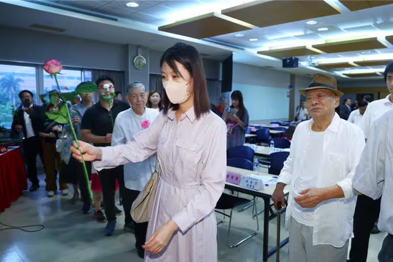小竇(中)跟凌峰(右)一同獻花。(鄧博仁攝) 小竇(中)跟凌峰(右)一同獻花。(鄧博仁攝)