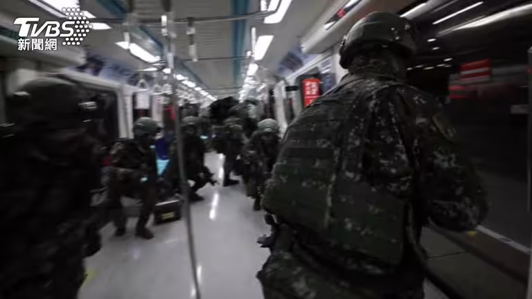 漢光演習進入第六天,憲兵和陸軍今天(14日)凌晨一點半搭乘台北捷運運送武器彈藥,驗證利用地下道運輸的可行性。(圖/國防部) 漢光演習進入第六天,憲兵和陸軍今天(14日)凌晨一點半搭乘台北捷運運送武器彈藥,驗證利用地下道運輸的可行性。(圖/國防部)
