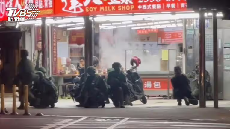 配合漢光演習,憲兵騎樓機動,突然衝到豆漿店門口,民眾雖然一度驚訝,仍淡定吃宵夜。(圖/TVBS) 配合漢光演習,憲兵騎樓機動,突然衝到豆漿店門口,民眾雖然一度驚訝,仍淡定吃宵夜。(圖/TVBS)