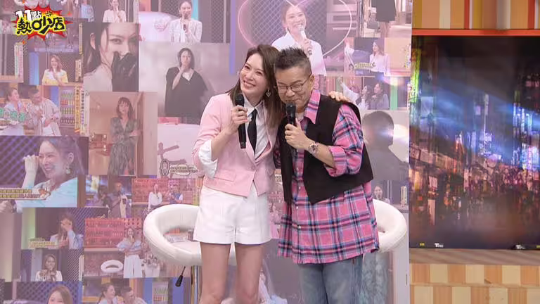 Melody(左)和沈玉琳在節目照片牆前感性擁抱。(圖/TVBS) Melody(左)和沈玉琳在節目照片牆前感性擁抱。(圖/TVBS)