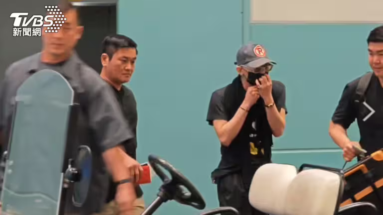 GD一身黑現身機場,戴著帽子跟口罩非常低調。(圖/TVBS) GD一身黑現身機場,戴著帽子跟口罩非常低調。(圖/TVBS)