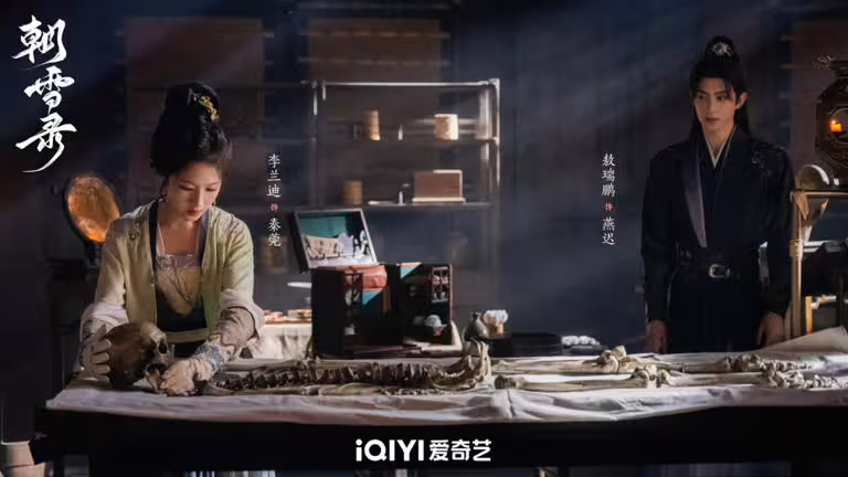 《朝雪錄》是一部懸疑探案古裝劇,首播後口碑還不錯。開篇節奏非常快,不會拖沓,雖然劇中的案件不複雜,常看古裝懸疑劇的觀眾很容易就能猜到套路,但作為下飯劇是合格的。而且劇中除了探案情節外,還融合了一些宅鬥元素,角色塑造很飽滿,導演把主演拍得很好看,李蘭迪和敖瑞鵬搭起來意外有CP火花! 《朝雪錄》是一部懸疑探案古裝劇,首播後口碑還不錯。開篇節奏非常快,不會拖沓,雖然劇中的案件不複雜,常看古裝懸疑劇的觀眾很容易就能猜到套路,但作為下飯劇是合格的。而且劇中除了探案情節外,還融合了一些宅鬥元素,角色塑造很飽滿,導演把主演拍得很好看,李蘭迪和敖瑞鵬搭起來意外有CP火花!
