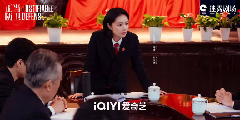 《難哄》爆火後,也讓白敬亭參演的懸疑劇《正當防衛》擁有高關注,這是《獵罪圖鑑》編劇的作品,但卻沒有《獵罪圖鑑》的高口碑。不少觀眾認為劇情在故弄玄虛,劇中的台詞太拗口、太文謅謅,讓人看得雲裡霧裡。尤其它又被排在《以法之名》後面開播,有《以法之名》對比,就顯得這部劇劇情比較懸浮。 《難哄》爆火後,也讓白敬亭參演的懸疑劇《正當防衛》擁有高關注,這是《獵罪圖鑑》編劇的作品,但卻沒有《獵罪圖鑑》的高口碑。不少觀眾認為劇情在故弄玄虛,劇中的台詞太拗口、太文謅謅,讓人看得雲裡霧裡。尤其它又被排在《以法之名》後面開播,有《以法之名》對比,就顯得這部劇劇情比較懸浮。