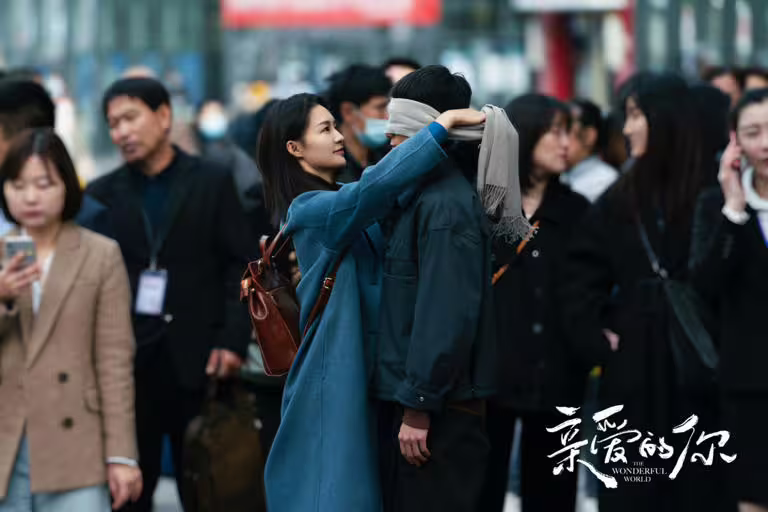《親愛的你》是一部帶著懸疑色彩的都市劇,被積壓五年多才上檔。播出後熱度低迷,評價也很兩極。《親愛的你》導演和趙麗穎《在人間》是同一個,這位導演的作品評價都很兩極,喜歡的人覺得故事設定很獨特,不喜歡的人覺得劇情平淡、矯情,讓人看不懂。如果是喜歡《難哄》、《愛你》這種下飯小甜劇的觀眾,可能不會喜歡,劇情不好懂。 《親愛的你》是一部帶著懸疑色彩的都市劇,被積壓五年多才上檔。播出後熱度低迷,評價也很兩極。《親愛的你》導演和趙麗穎《在人間》是同一個,這位導演的作品評價都很兩極,喜歡的人覺得故事設定很獨特,不喜歡的人覺得劇情平淡、矯情,讓人看不懂。如果是喜歡《難哄》、《愛你》這種下飯小甜劇的觀眾,可能不會喜歡,劇情不好懂。