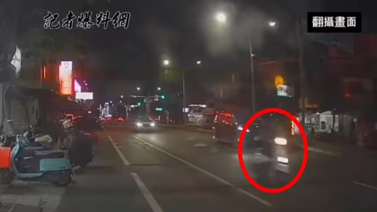 槍手加速逃逸。(圖/翻攝記者爆料網) 槍手加速逃逸。(圖/翻攝記者爆料網)