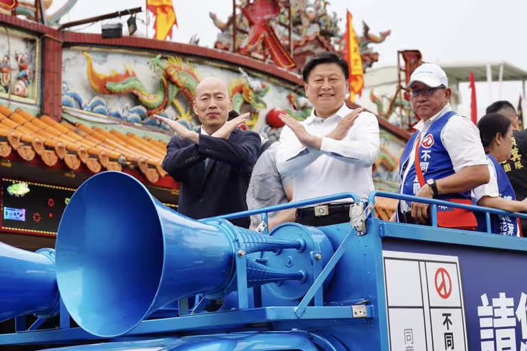 立法院長韓國瑜(左)19日幫國民黨立院黨團總召傅崐萁車掃 圖:傅崐萁辦公室提供 立法院長韓國瑜(左)19日幫國民黨立院黨團總召傅崐萁車掃 圖:傅崐萁辦公室提供