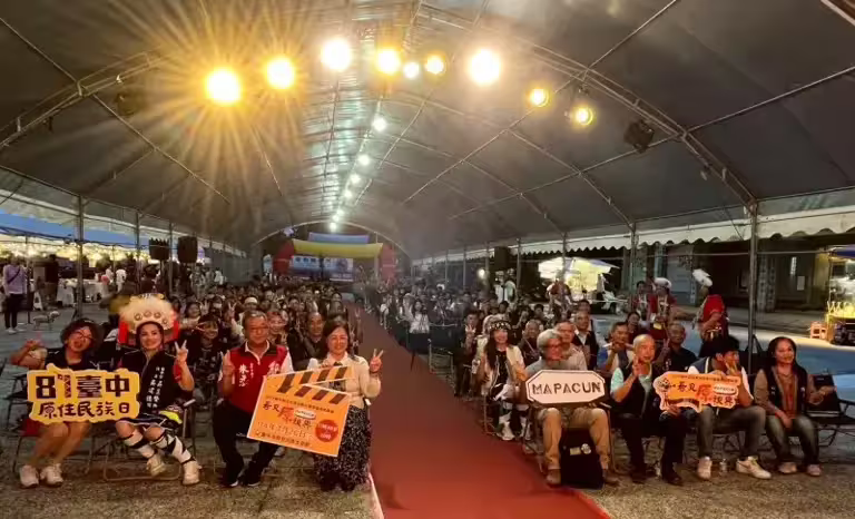 ▲台中市府原民會26日舉辦第三屆原住民族日影片徵選競賽頒獎典禮,與會人員大合影。(圖/台中原民會提供) ▲台中市府原民會26日舉辦第三屆原住民族日影片徵選競賽頒獎典禮,與會人員大合影。(圖/台中原民會提供)