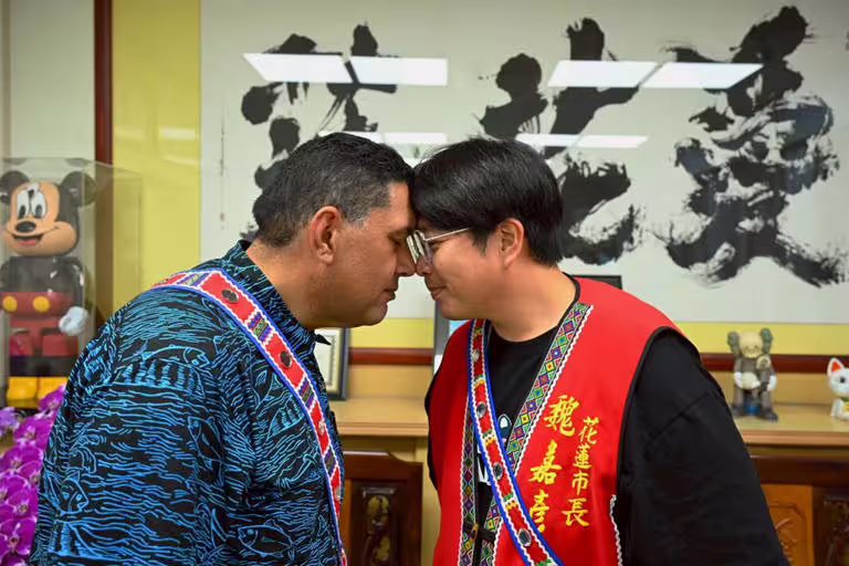 造舟工藝師Heemi 以毛利族傳統的「hongi」鼻吻禮回應市長魏嘉彥，象徵重與友誼。（花蓮市公所提供／王志偉花蓮傳真）