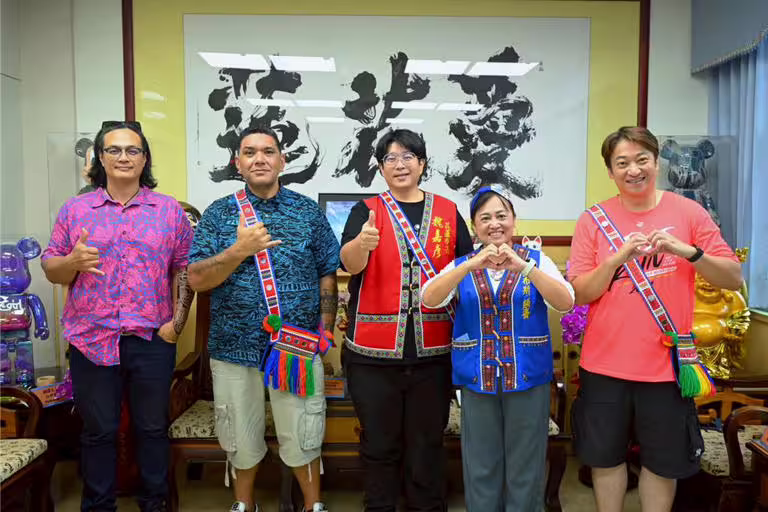 市長魏嘉彥偕同花蓮縣議員魏嘉賢及笛布斯‧顗賚，接待來自紐西蘭的傳統造舟工藝師 Heemi Eruera等人。（花蓮市公所提供／王志偉花蓮傳真）