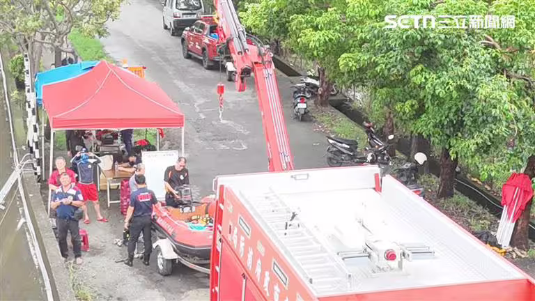 台南市接連傳出落水意外,消防局不放棄任何希望持續搜救。(圖/翻攝畫面) 台南市接連傳出落水意外,消防局不放棄任何希望持續搜救。(圖/翻攝畫面)