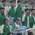 15歲少年罹癌「想和同學一起畢業」！全班「徒步2公里」到醫院拍畢業照　圓夢隔日安詳走了