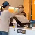 想續杯被拒！女子「狂毆店員」砸收銀機　影片瘋傳網氣炸